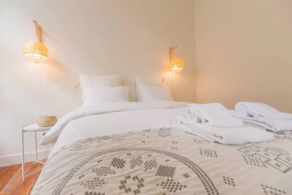 Апартаменты 135 B - Alfama Renovated Charming Historic Flat Near Baixa Лиссабон